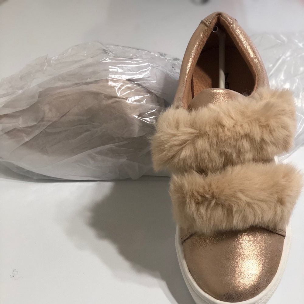 Sneaker with faux fur